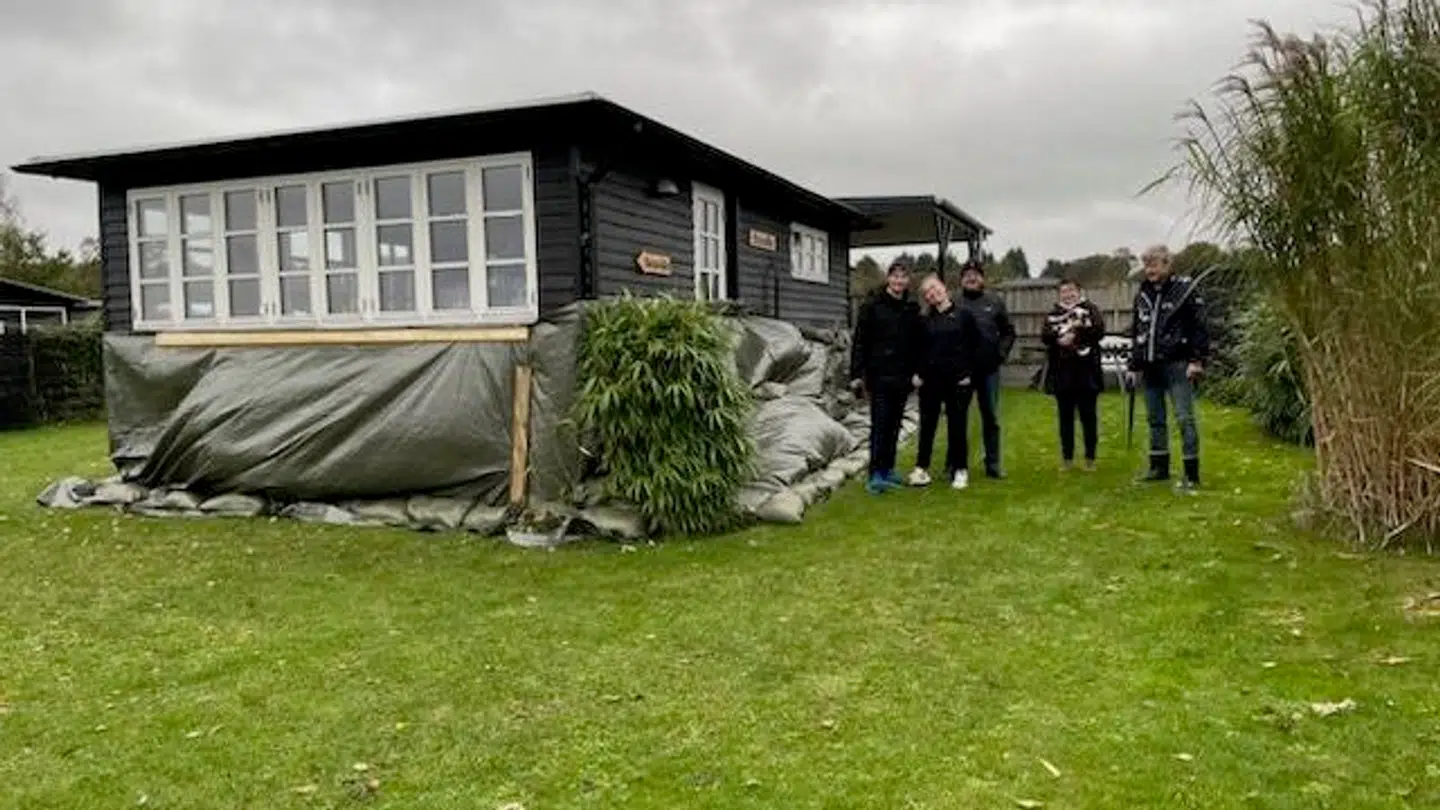 Claus og familien torsdag efter at have stormsikret sommerhuset.
