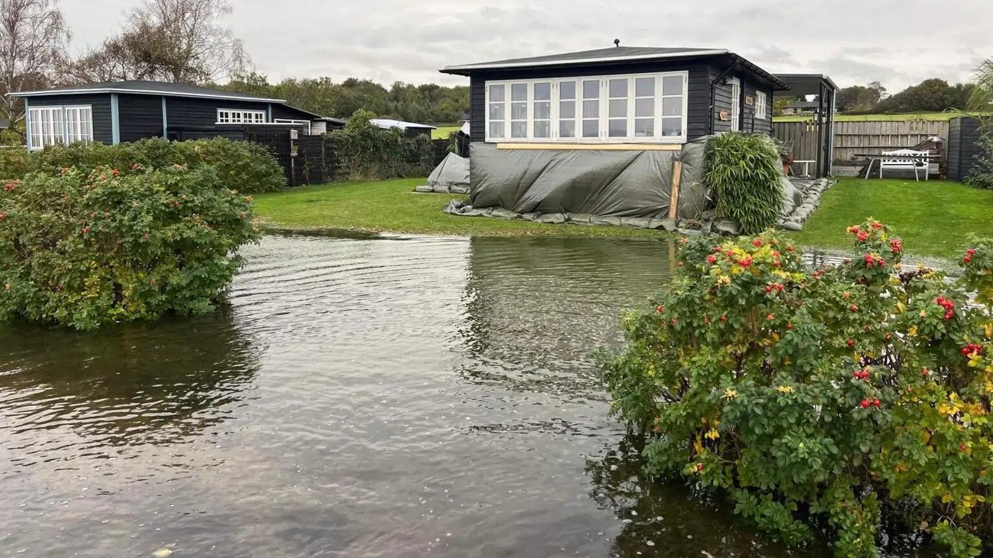 Billedet er taget klokken 9 fredag morgen, hvor vandet er kommet meget tæt på.