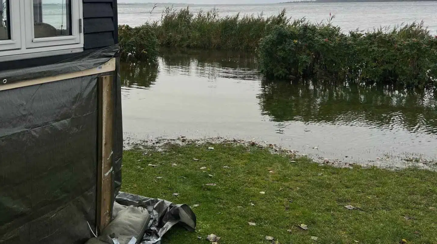 Sommerhuset har været i familien 85 år og ligger kun 12 meter fra vandkanten. Nu håber familien, at sommerhuset, der hedder 'Paradis' kan klare endnu én.