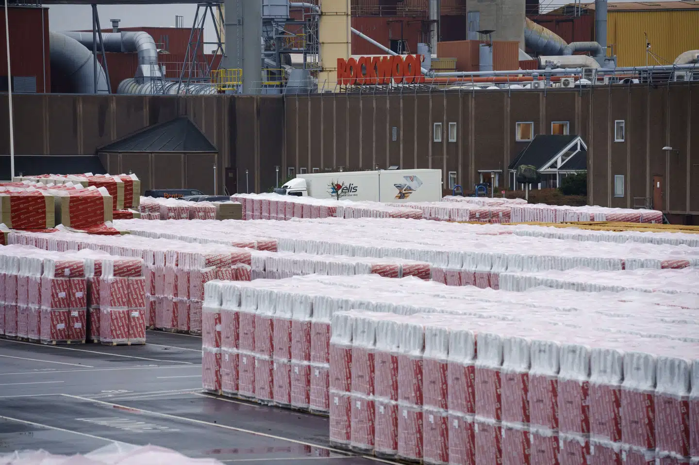 Rockwool tjener godt på sine fabrikker i Rusland. Billedet her stammer dog fra selskabets produktion i Hobro. (Arkivfoto).