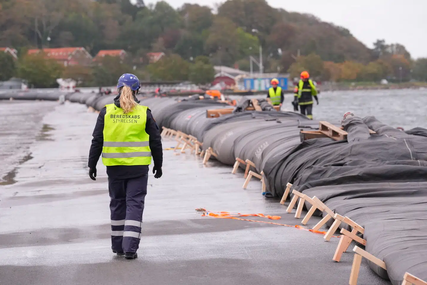 I går var kommunen ude og lægge sandsække lands kystlinjen i Aabenraa, inden stormen tog fat.
