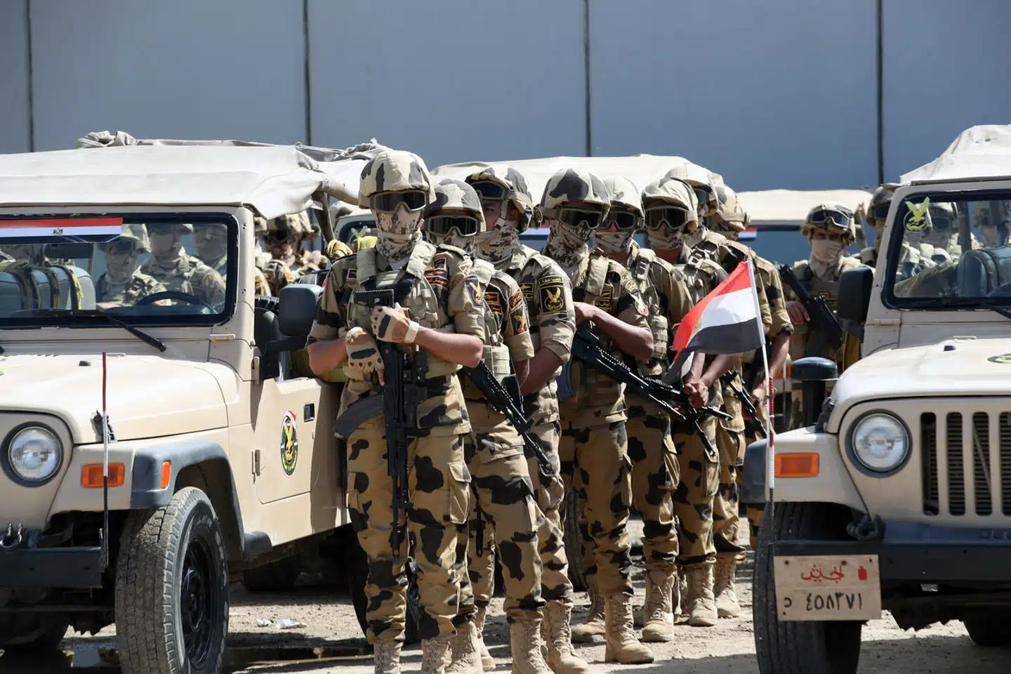 Rafah-overgangen i Egypten er fuld af militær, strandede lastbiler og vrede egyptere, der kræver, at nødhjælpen kommer ind i Gaza nu.