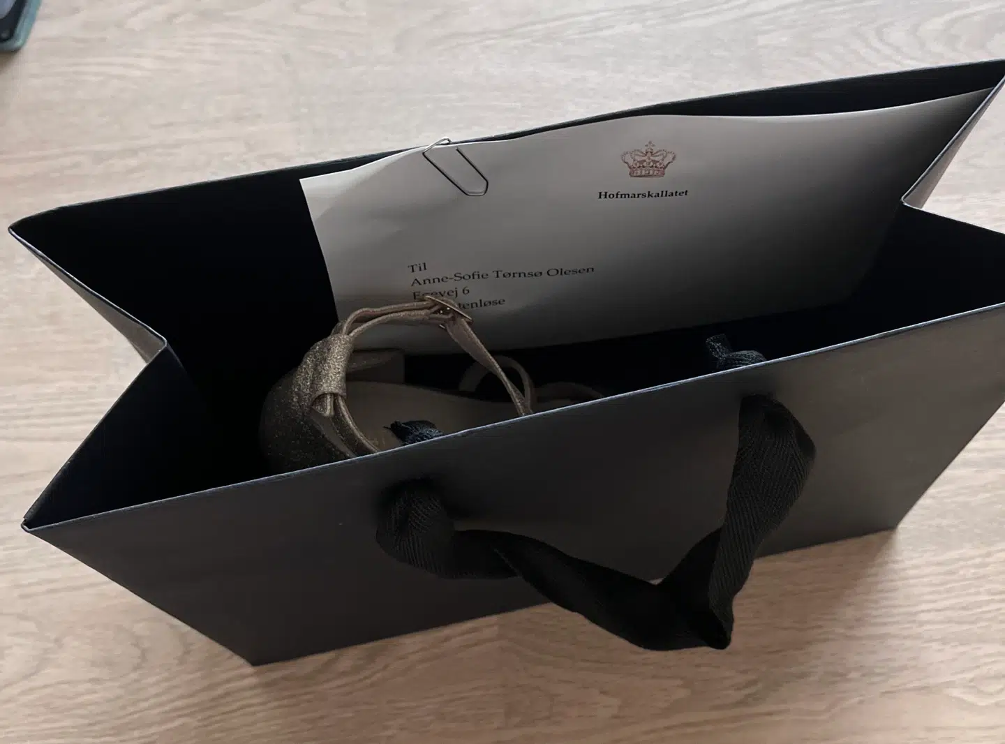 Denne æske med guldstiletten i, blev afleveret foran Anne-Sofie Tørnsø Olesens hoveddør fredag morgen. Foto: Privat