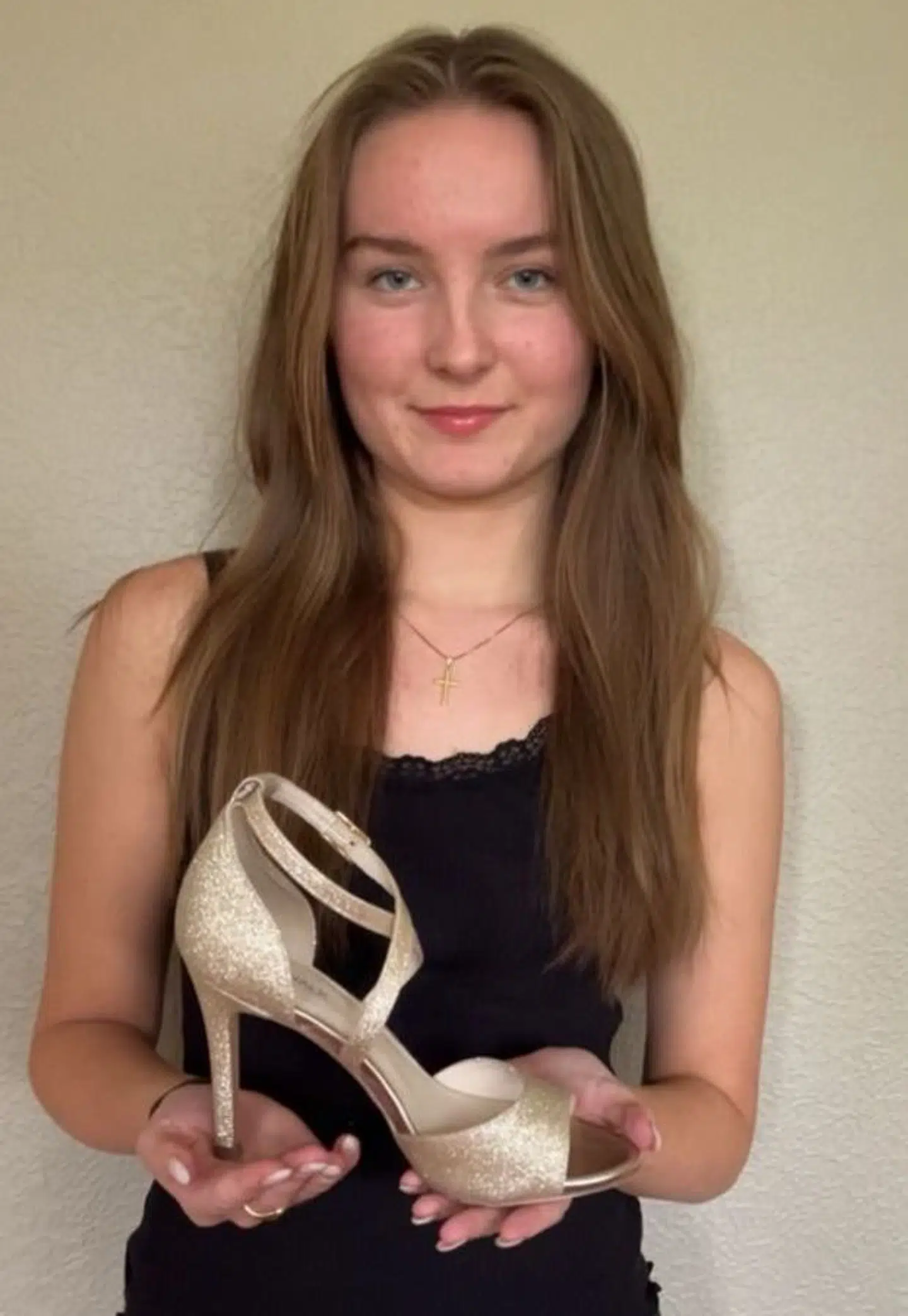 Anne-Sofie Tørnsø Olesen har fredag fået sin berygtede sko tilbage fra kongehuset. Foto: Privat.