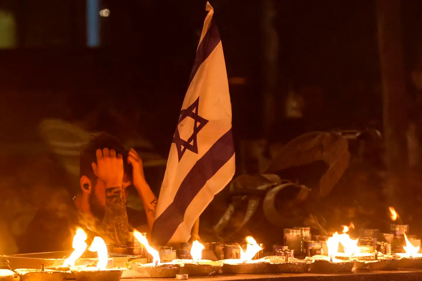 »For nogen er frygten blevet en del af deres hverdag her i Danmark. Jeg skal aldrig glemme den alvor, jeg så malet i ansigterne i synagogen,« skriver Rasmus Stoklund. Her ses en mindehøjtidelighed på Dizengoff Square i Tel Aviv 18. oktober til ære for ofrene for Hamas' angreb.