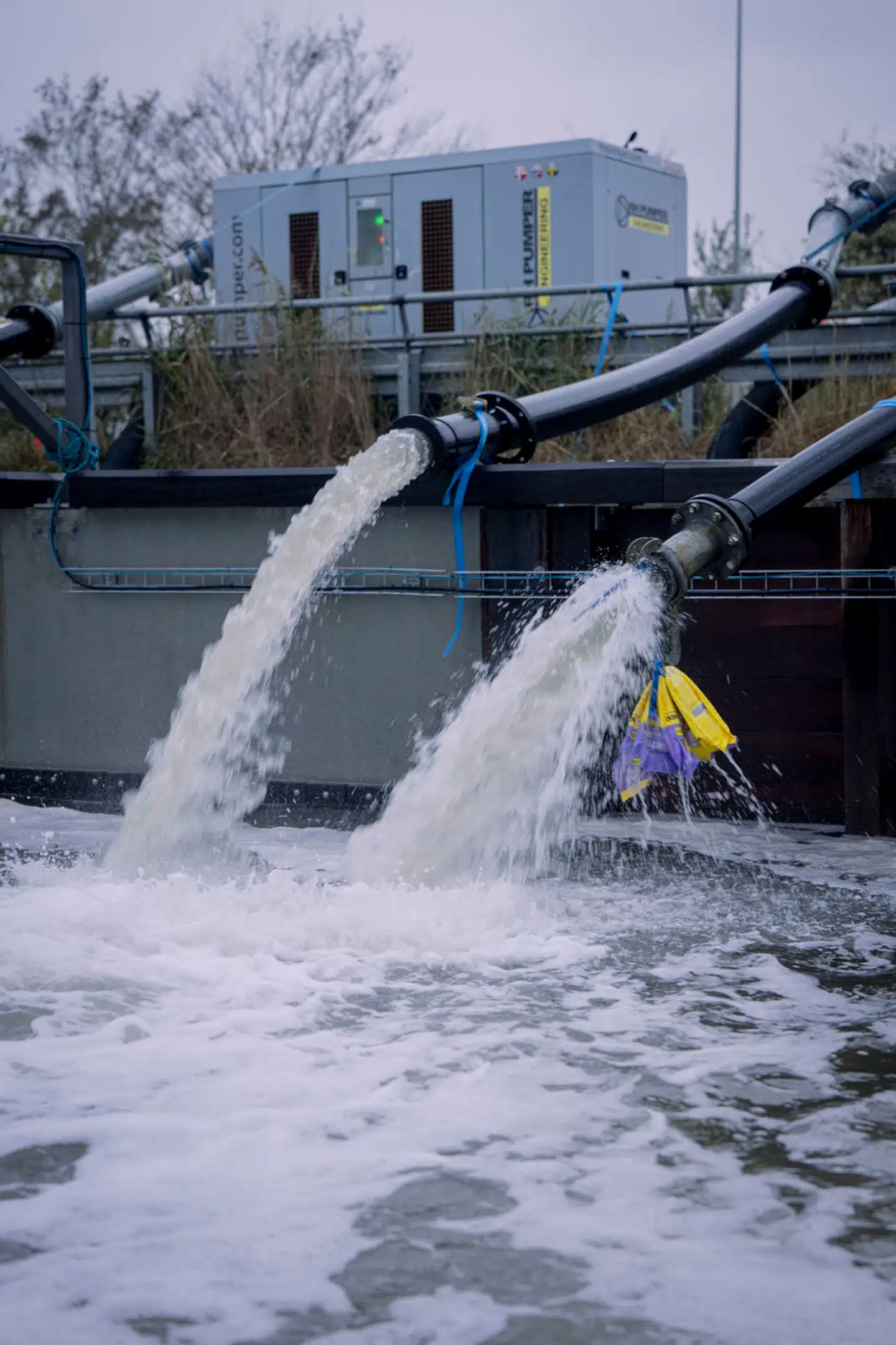 Flere steder i landet havde beredskabet sørget for mobile dæmninger. Mange af stederne skulle det i dag vise sig at have været forgæves.