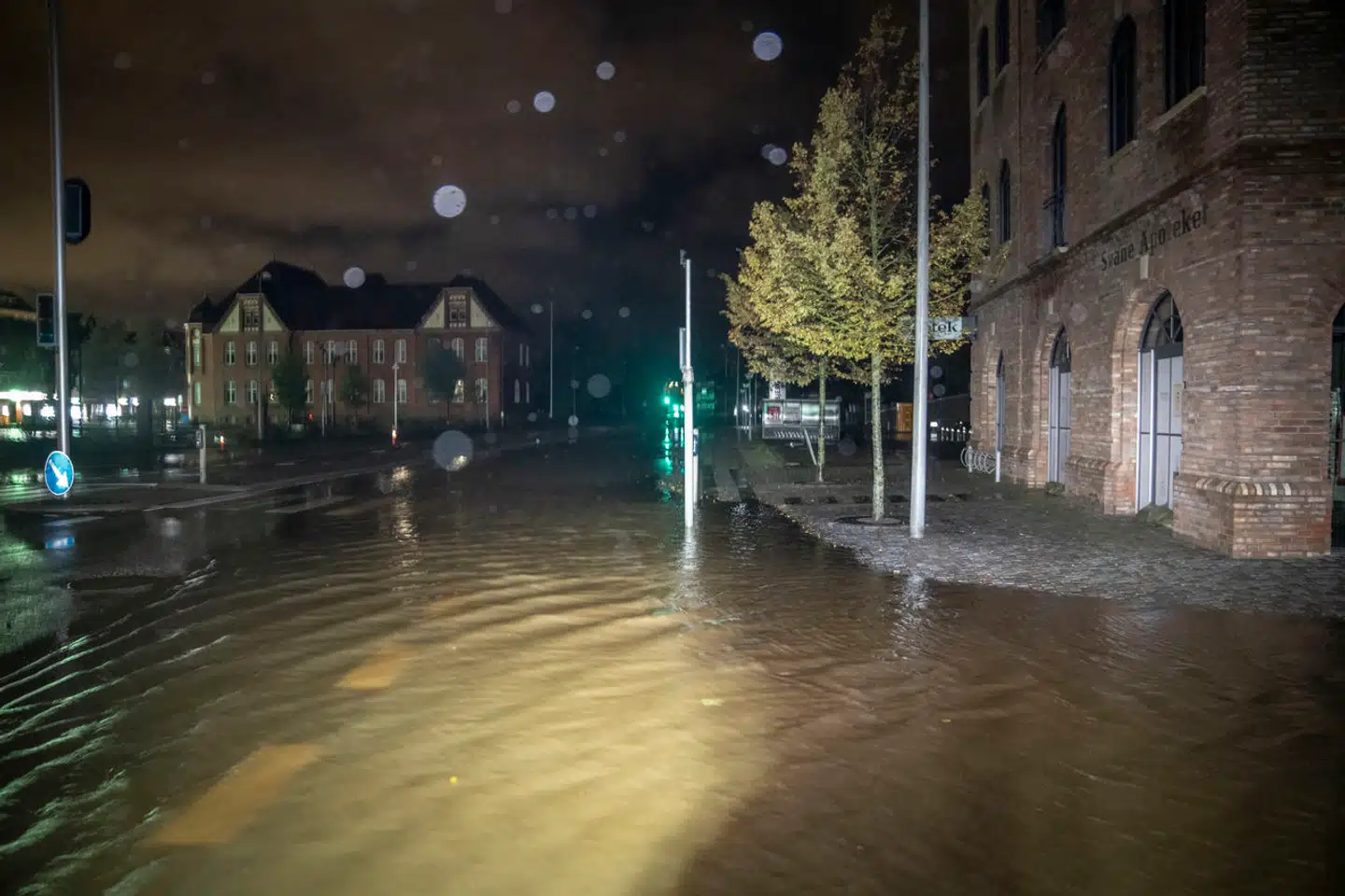 Flere borgere i Aabenraa måtte sent fredag aften evakueres fra deres hjem, da mobile dæmninger bristede.
