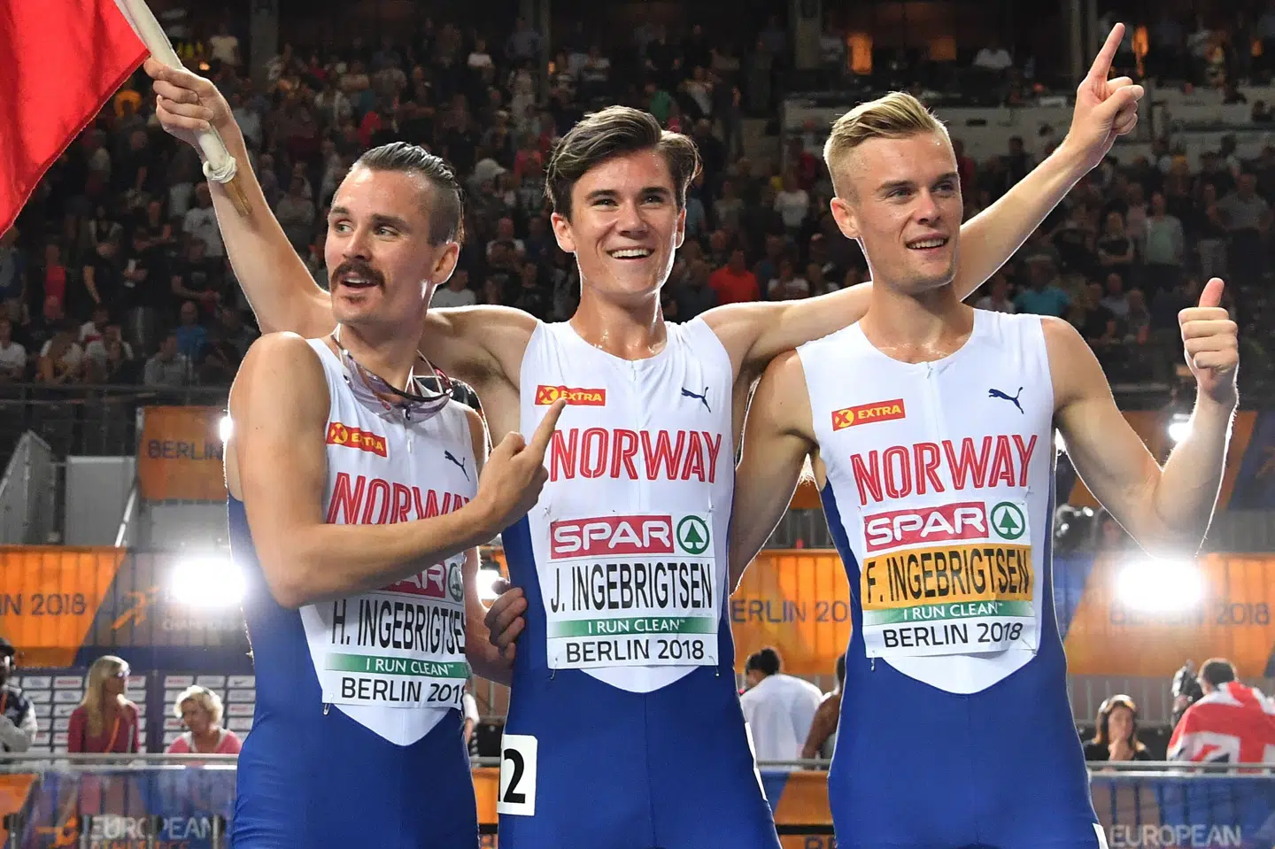 De norske løbestjerner Henrik (til venstre), Jakob (i midten) og Filip (til højre) Ingebrigtsen har beskyldt deres far og tidligere træner, Gjert Ingebrigtsen, for at have brugt fysisk vold og trusler over for dem. (Arkivfoto).