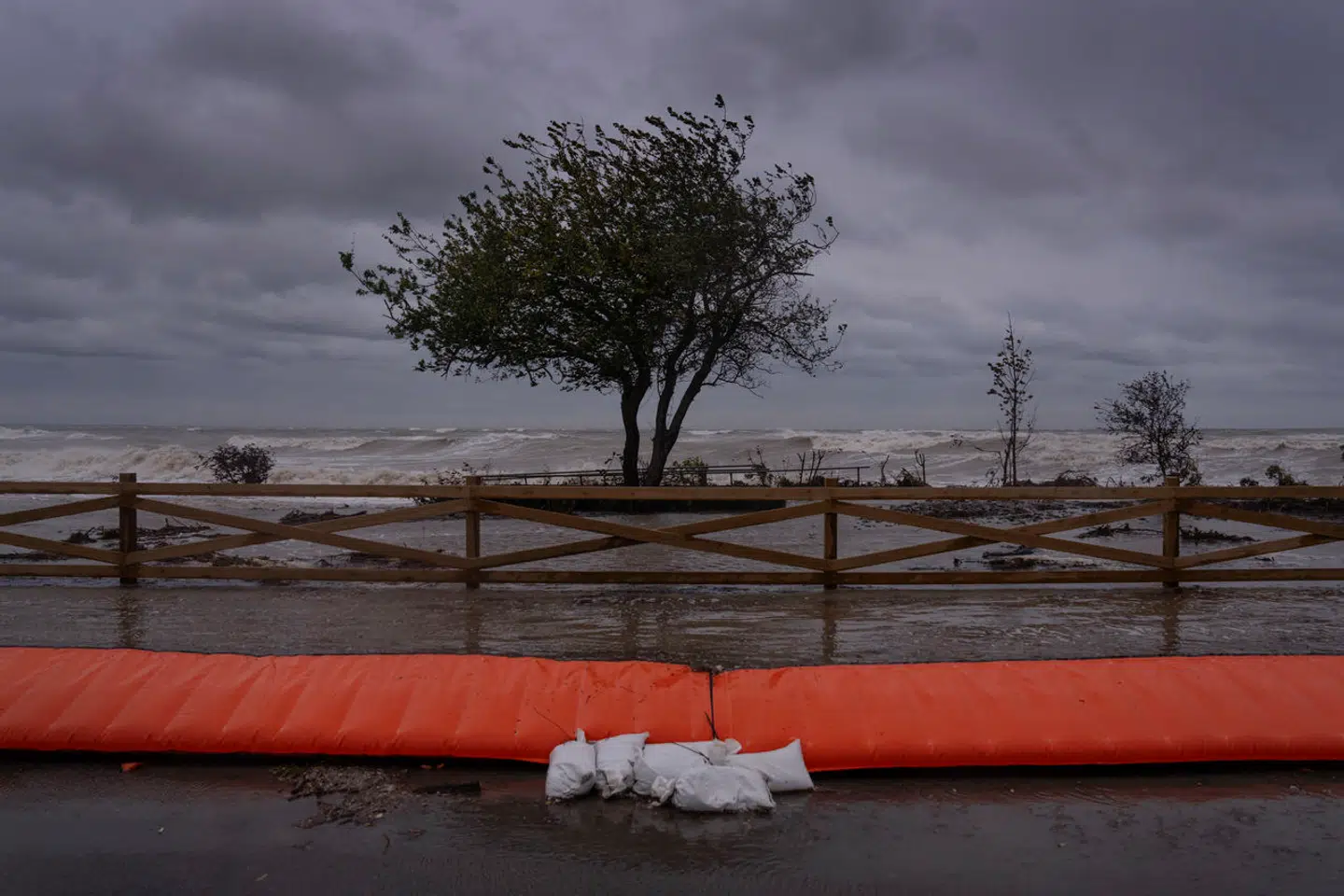 Det voldsomme vejr fik flere kommuner til at gribe til mobile og midlertidige dæmninger som her ved Strøby på Sydsjælland.