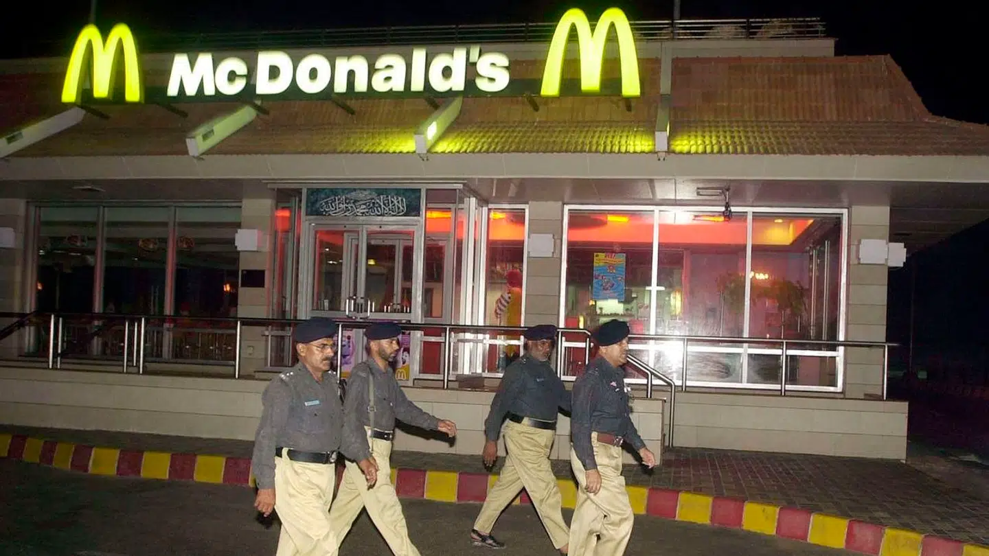 Det er langt fra første gang, at McDonald's er under angreb i Mellemøsten. Her vogter politiet i Pakistan en af restauranterne, efter en eksplosion på en McDonald's i Karachi i 2005.