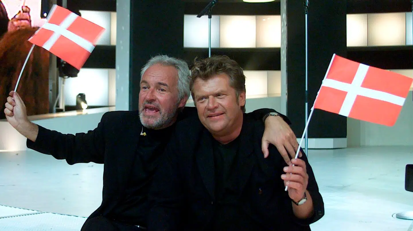 Brødrene Olsen, Jørgen Olsen og Niels 'Noller' Olsen svinger med det danske flag, efter de har vundet Eurovision Song Contest i Stockholm med deres sang 'Fly on the wings of love' tilbage i 2000.