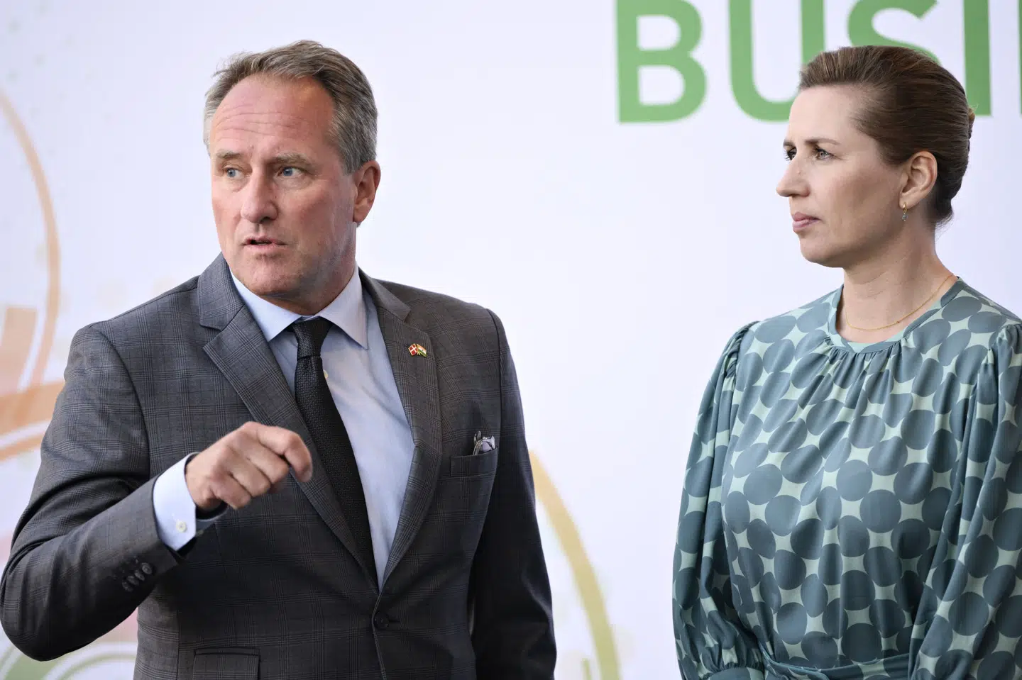 Statsminister Mette Frederiksen indleder mandag et statsbesøg i Japan, og det er godt nyt for danske virksomheder, mener Dansk Industris administrerende direktør, Lars Sandahl Sørensen. De to er her fotograferet sammen. (Arkivfoto).