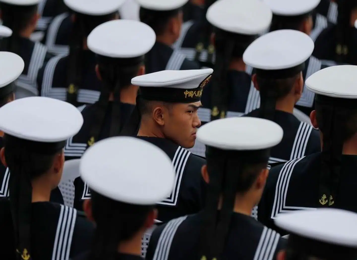 Kina har i dag verdens største flåde, men ingen overgår USAs enorme hangarskibe. Spørgsmålet er dog, om amerikanernes slagkraftige styrke vil være nok, hvis der skulle opstå krige og konflikter flere steder i verden samtidig. Det er en frygt, der nu får luft under vingerne.