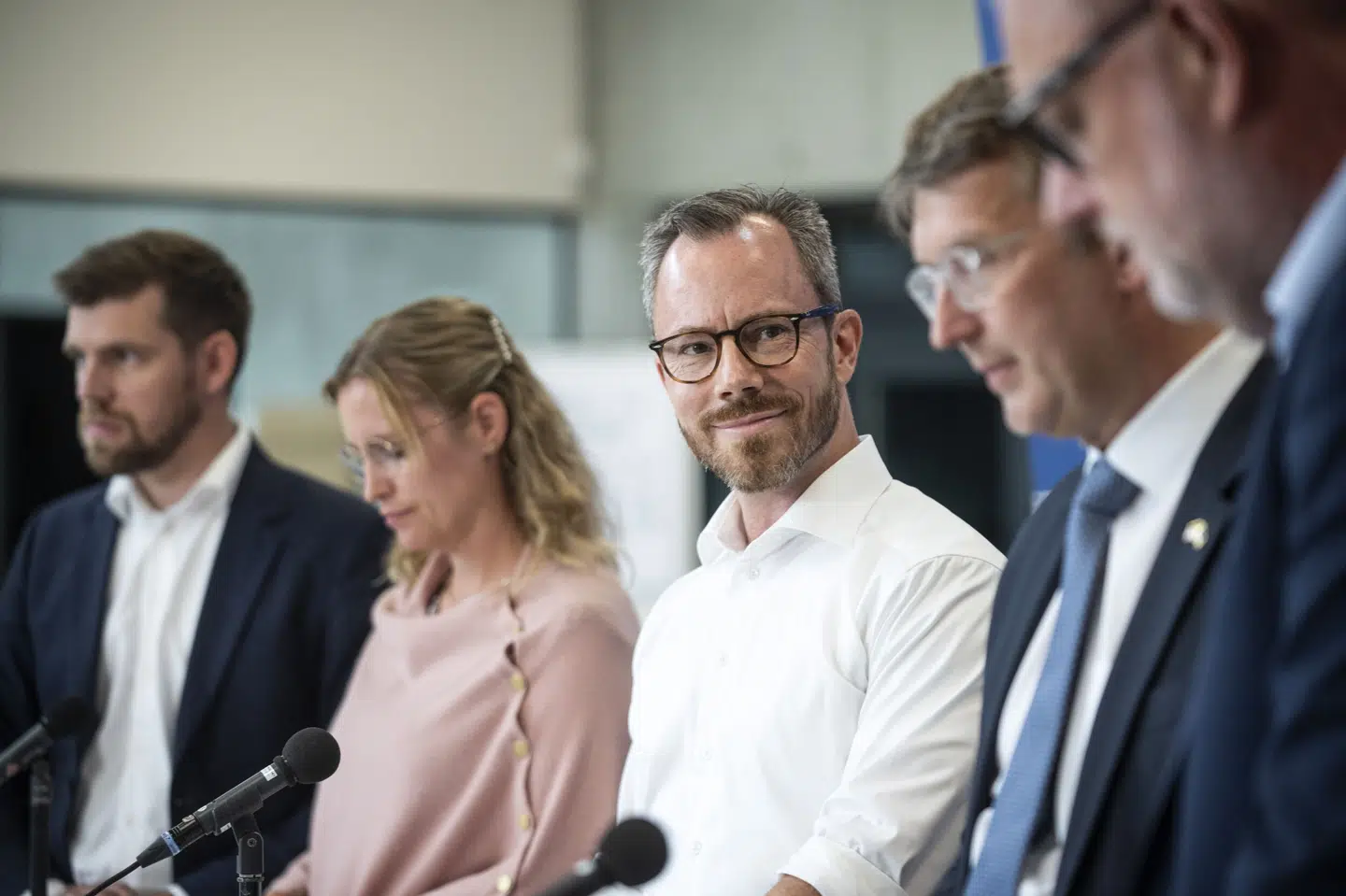 Økonomiminister Jakob Ellemann-Jensen vil trække sig som formand for Venstre på et pressemøde, og han vil samtidig trække sig helt fra politik. Det erfarer medier.