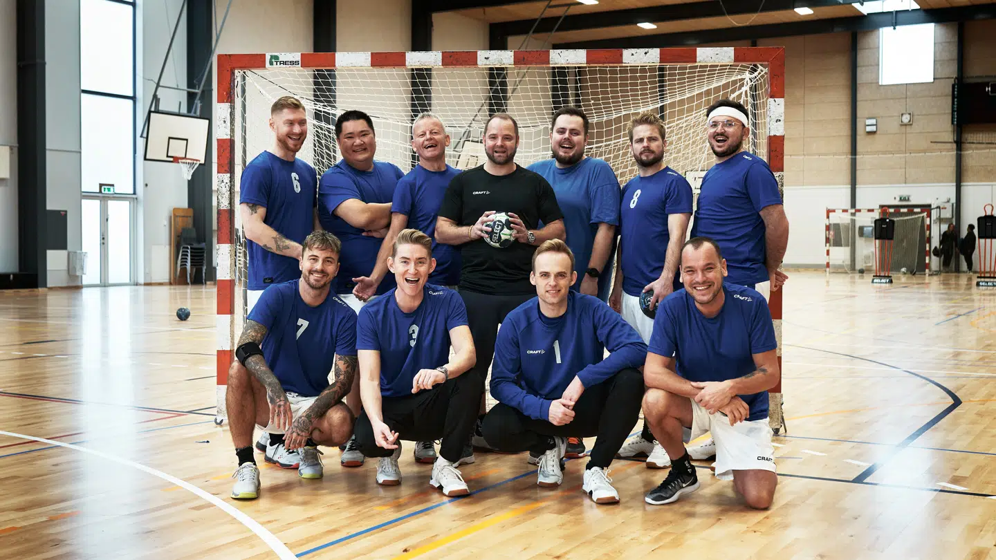 De medvirkende i første sæson af 'Langt fra landsholdet' var Kasper Kirkegaard, Micki Cheng, Bubber, Phillip Devantier, Kasper Fisker, Umut Sakarya, Faustix, Emil Thorup, Mads Vad og Chief 1.