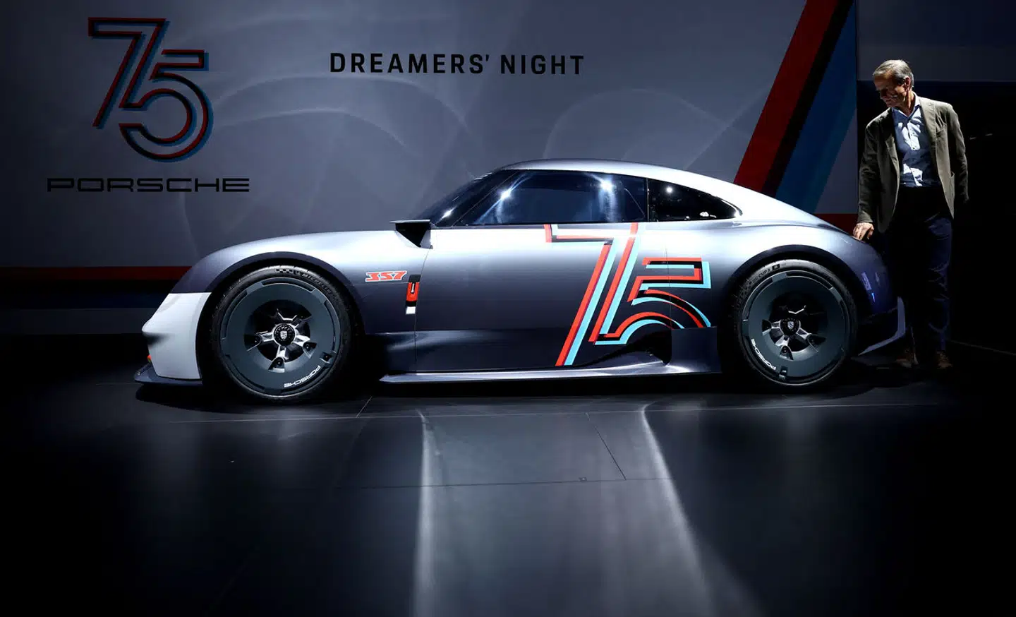 Michael Mauer har siden 2004 stået i spidsen for den tyske bilproducent Porsches design. Her ses han med en Porsche 357, da sportsbilproducenten i januar i år fyldte 75 år.