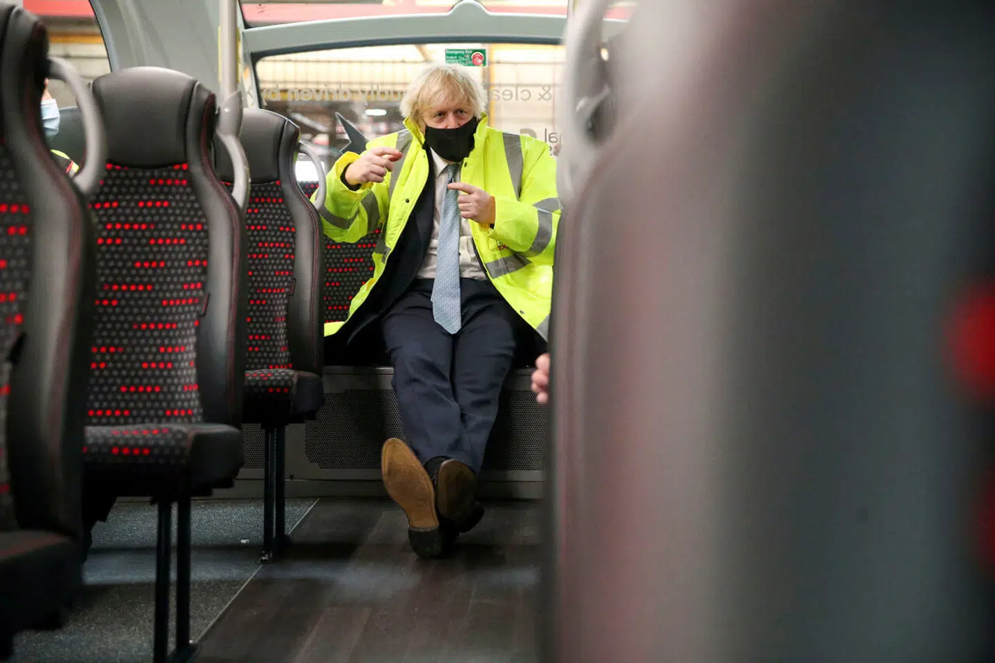 Der var ofte kaos i bussen, da Boris Johnson var premierminister. Rishi Sunak har lovet at få ryddet helt op i regeringen, men nu går hans vicepremierminister.