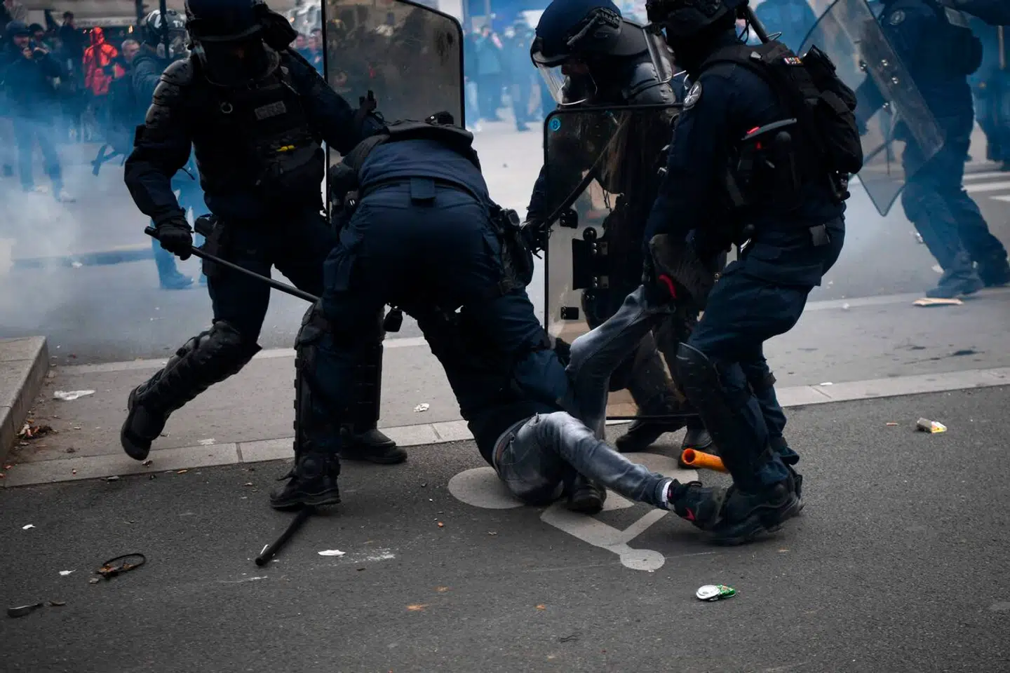 Der var mere end 5.000 kampklare betjente i Paris tirsdag. Her arresterer de en demonstrant på Place de la Nation.