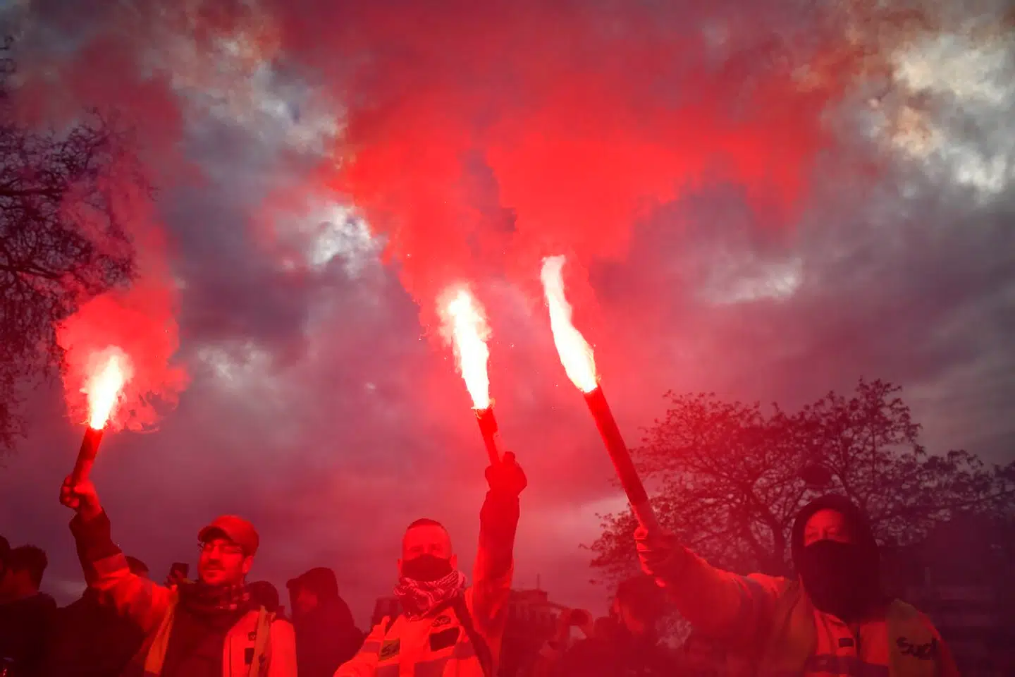 Demonstrerende holder romerlys i vejret under tirsdagens demonstration på Place de la Nation i Paris.