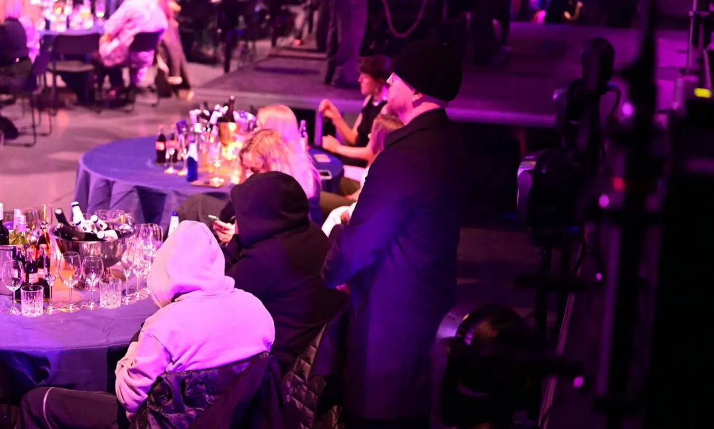 Under prisuddelingen torsdag stod manden med tophue bag D1ma.