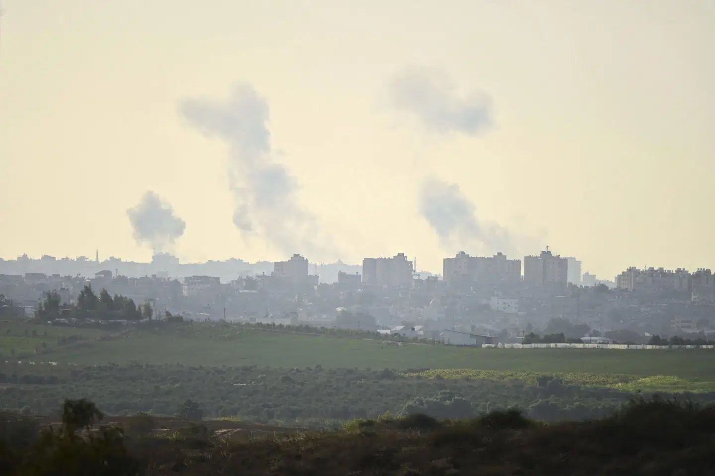 Røg stiger op over Gaza denne weekend, mens Israel fortsætter luftangreb.