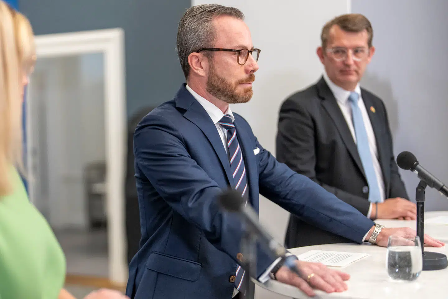 Jakob Ellemann-Jensen, Troels Lund Poulsen og Stephanie Lose holdt pressemøde mandag formiddag. Jakob Ellemann-Jensen trækker sig som vicestatsminister og økonomiminister og forlader dansk politik.