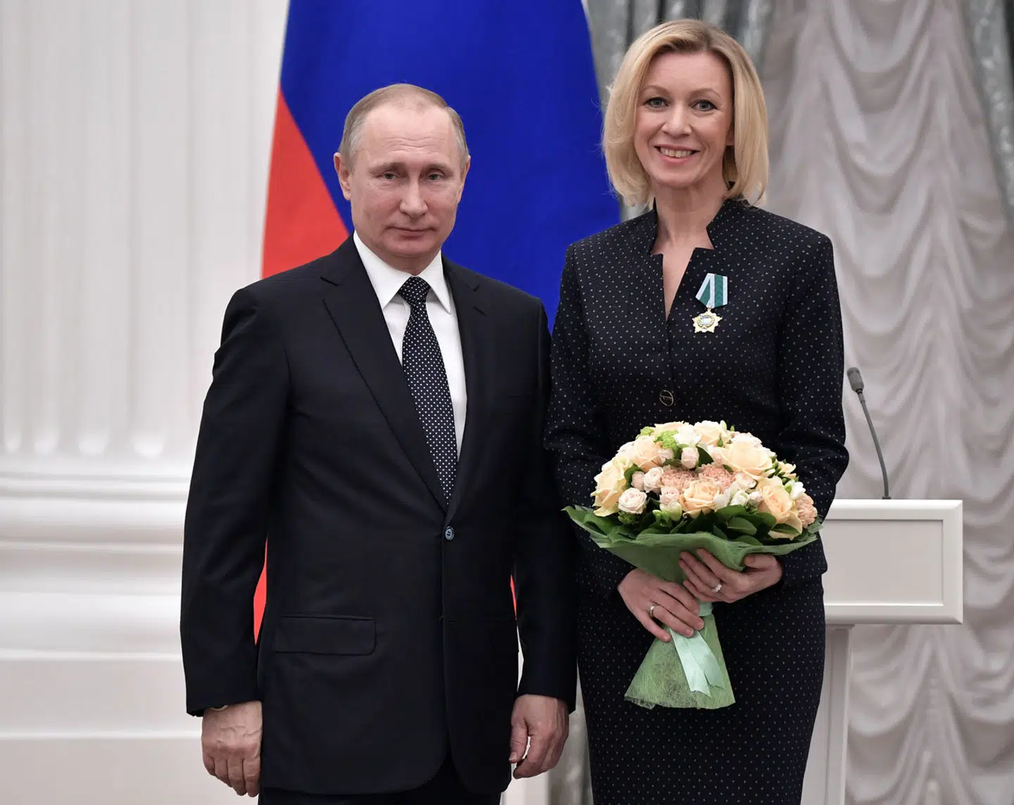Præsident Vladimir Putin ses sammen med Marija Zakharova ved en prisuddeling i 2017.