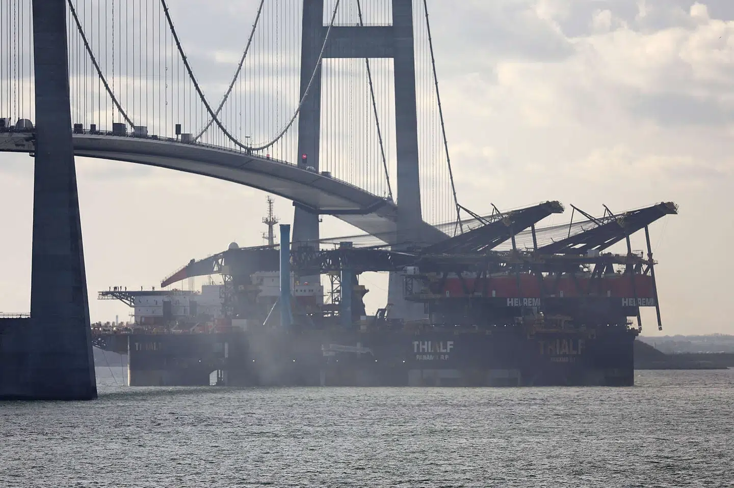 Fartøjet "Thialf" med verdens næststørste skibskran har mandag formiddag passeret under Storebæltsbroen.