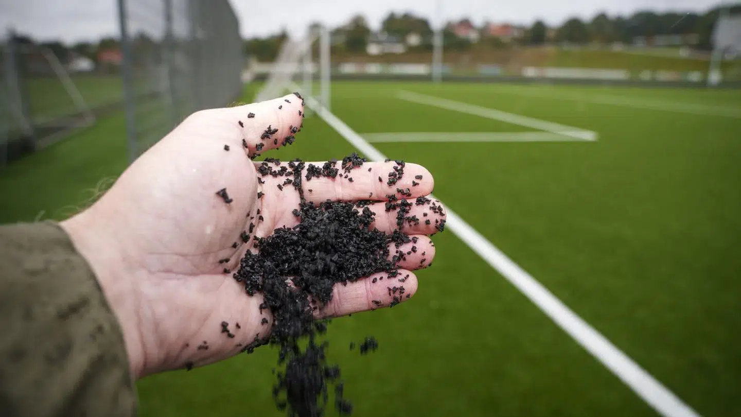 Plastikforbud truer Europas kunstgræsbaner. I USA sættes underlaget i forbindelse med en række dødsfald.