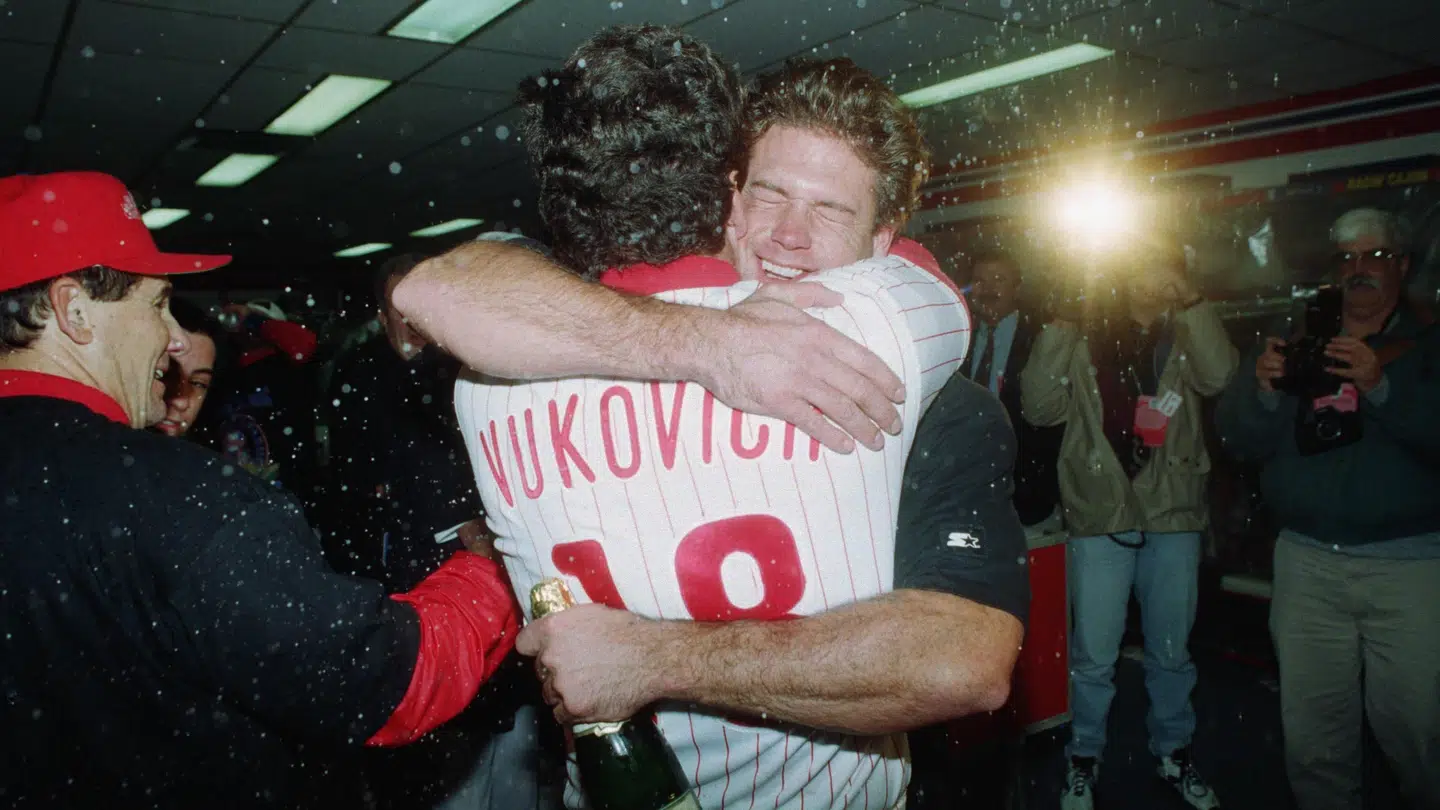 Philadelphia Phillies-stjernerne Darren Daulton og John Vukovich omfavner hinanden efter en sejr i 1993. Begge er siden døde af en sjælden form for hjernekræft.