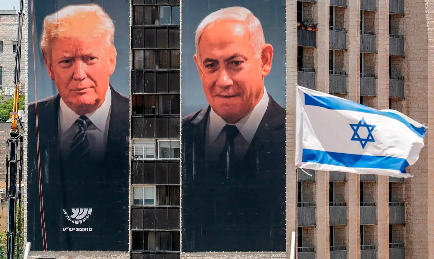 Det kan godt være, at Donald Trump var upopulær på verdensscenen, men israelerne så ham som en stærk leder. Netanyahu brugte deres tætte forhold til at føre valgkampagne.
