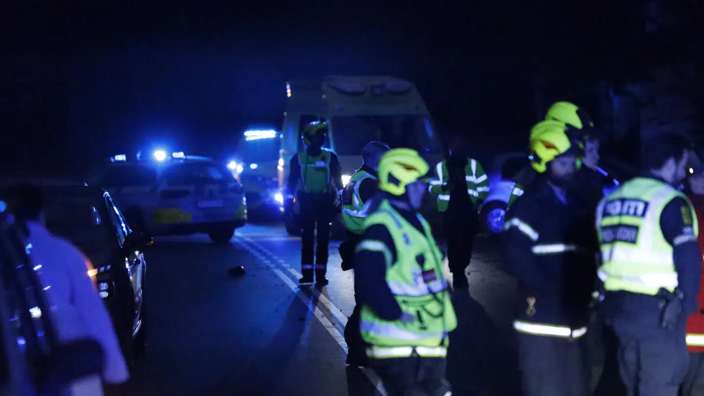 En 20 årig kvinde kørte galt mandag aften med sin 1-årige søn i bilen. Begge er meldt udenfor livsfare.