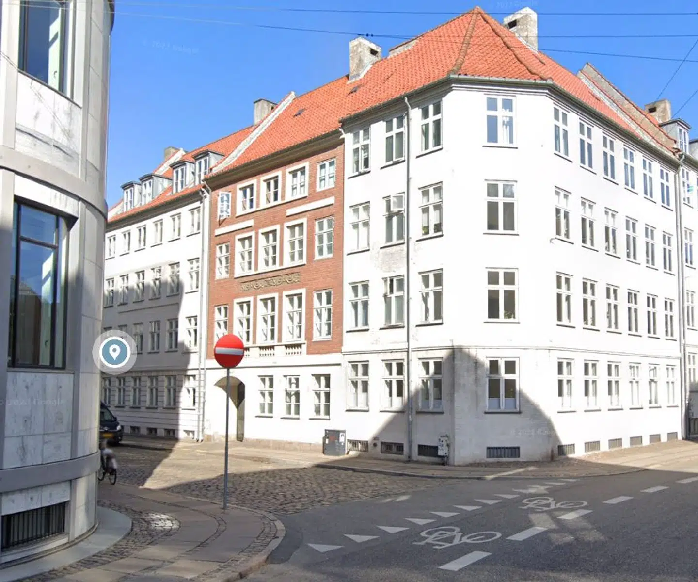 Det var i denne bygning i Laksegade i det indre København, at politiet 1. marts 1993 fandt liget af den dræbte Annette Enevoldsen, 33, i bunden af et klædeskab. Kort efter blev hendes kæreste Peter Kronholm anholdt.