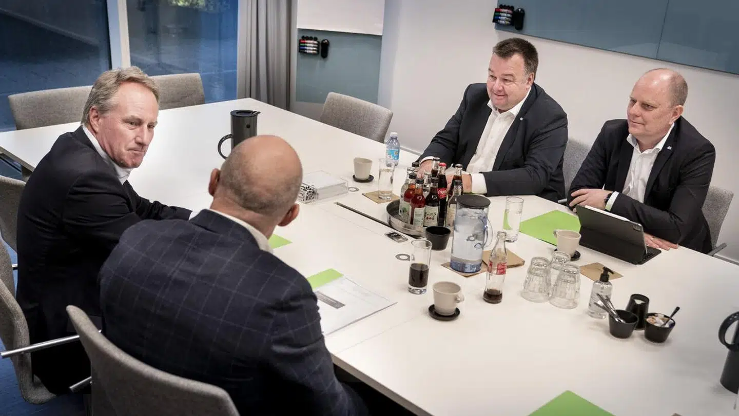 Forhandlerne fra lønmodtagersiden og arbejdsgiversiden har siden den 4. januar forhandlet på Industriens område. Det dækker omkring 6.000 virksomheder og 230.000 lønmodtagere. Men et forlig på det område sætter rammerne for mange andre overenskomster og påvirker derfor op mod 600.000 lønmodtagere i Danmark.