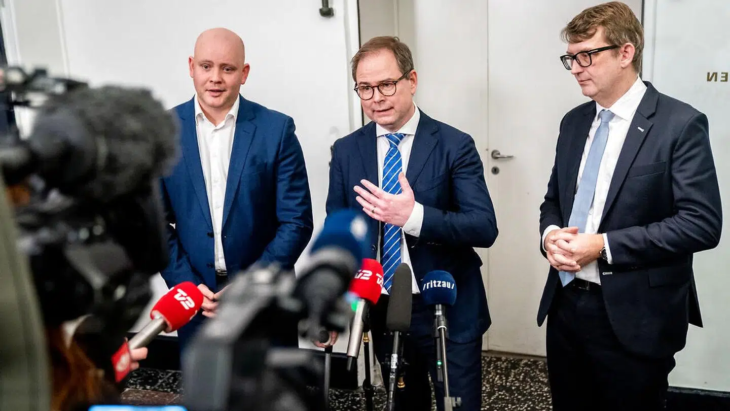 Finansminister Nicolai Wammen (S), økonomiminister Troels Lund Poulsen (V) og kulturminister Jakob Engel-Schmidt (M) afholder doorstep om forhandlinger om ny inflationshjælp i Finansministeriet i København, mandag den 30. januar 2023.. (Foto: Ida Marie Odgaard/Ritzau Scanpix)