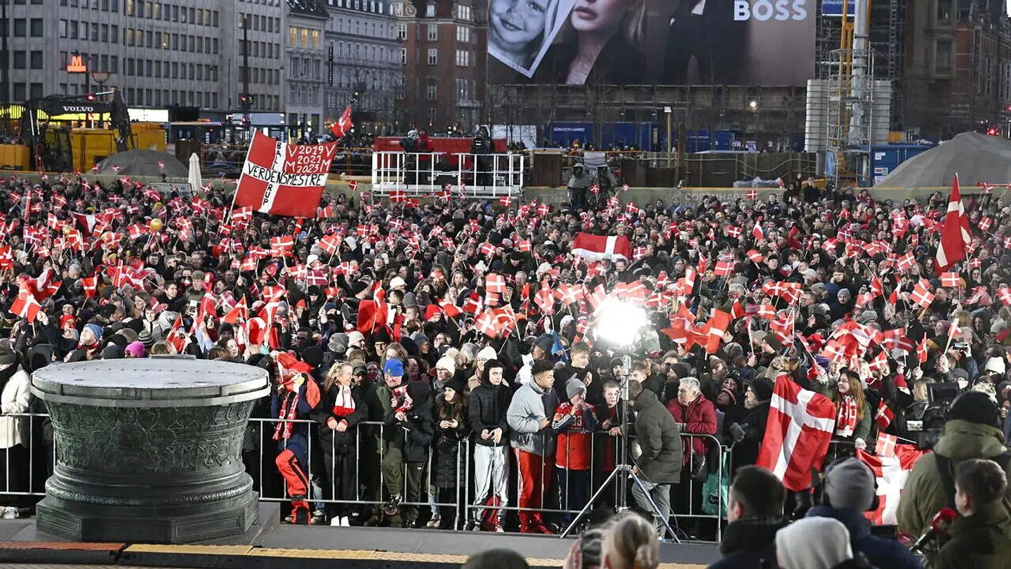Der er gang i fejringen på Rådhuspladsen.