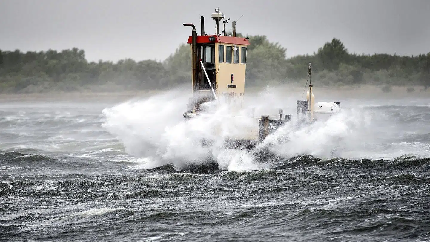 Arkivfoto fra blæsevejr og høj bølgegang.