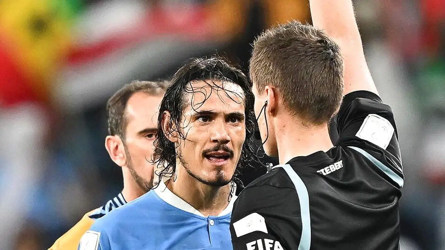 Edinson Cavani fik en advarsel undervejs i kampen.
