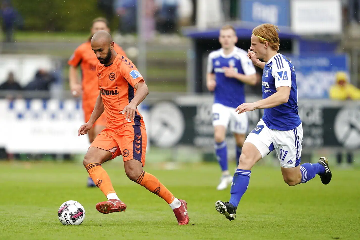 Adam Sørensen (th.) er her i aktion mod OB og Issam Jebali.