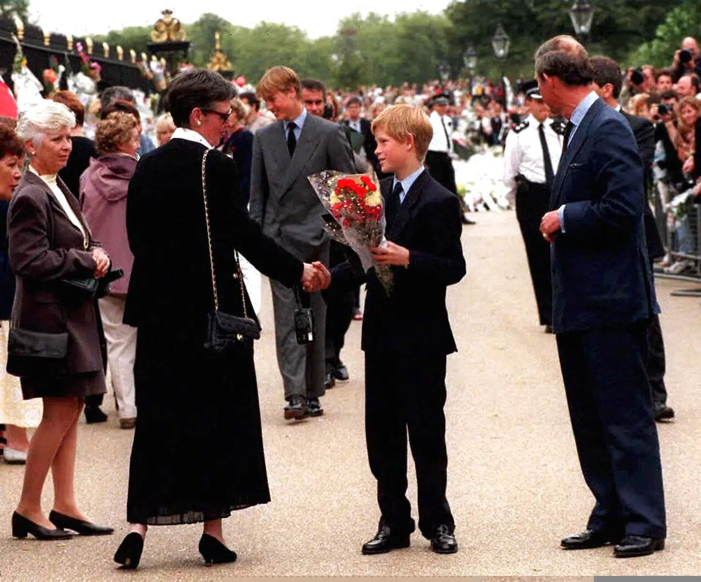 Her ses prins Harry, prins William og deres far, Charles, mødes med de fremmødte ved Kensington Palace efter Dianas død.