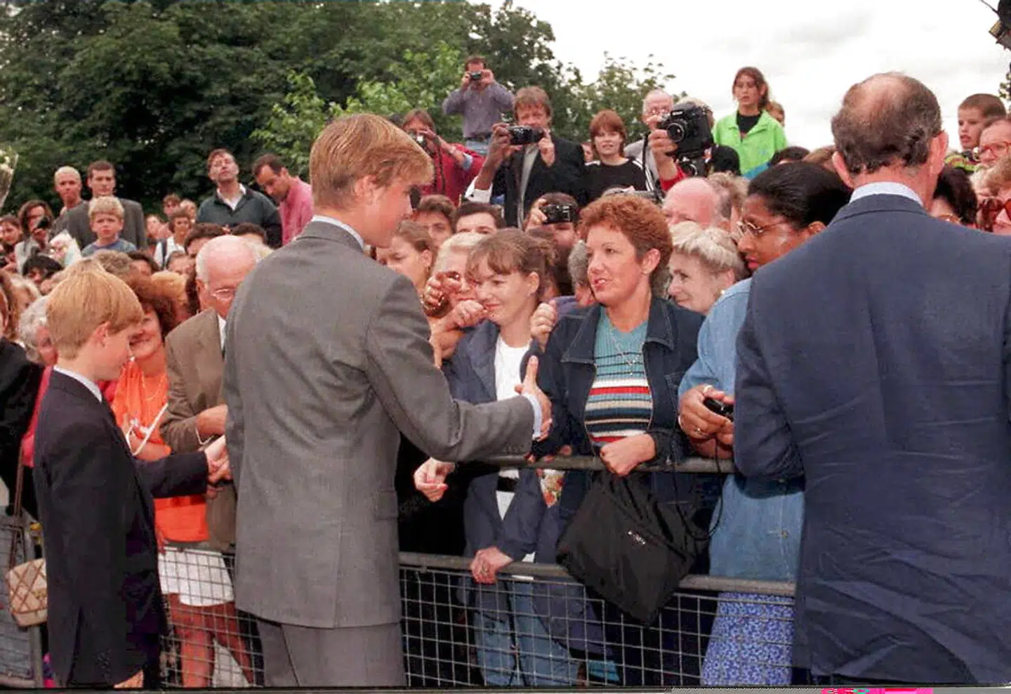 Her ses prins Harry, prins William og deres far, Charles, mødes med de fremmødte ved Kensington Palace efter Dianas død.