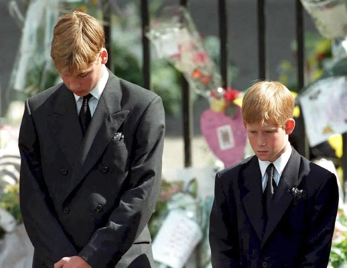Her ses prins William og prins Harry ved begravelsen af deres mor. Begravelsen fandt sted i september 1997.