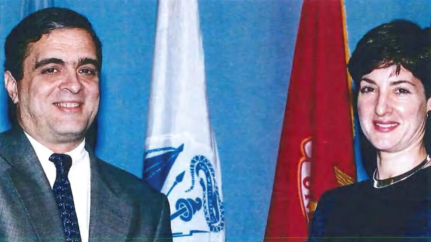 Et udateret billede viser her en ung Ana Montes sammen med daværende efterretningschef George Tenet. U.s. Department Of Defense/Reuters