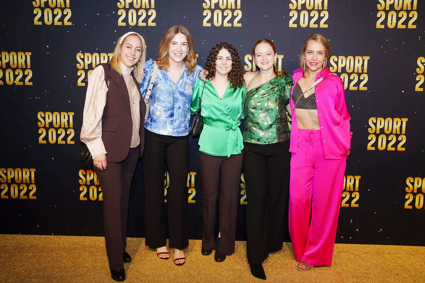 Danmarks kvindelandshold i curling med Madeleine Dupont yderst til højre i et modigt og iøjnefaldende look.