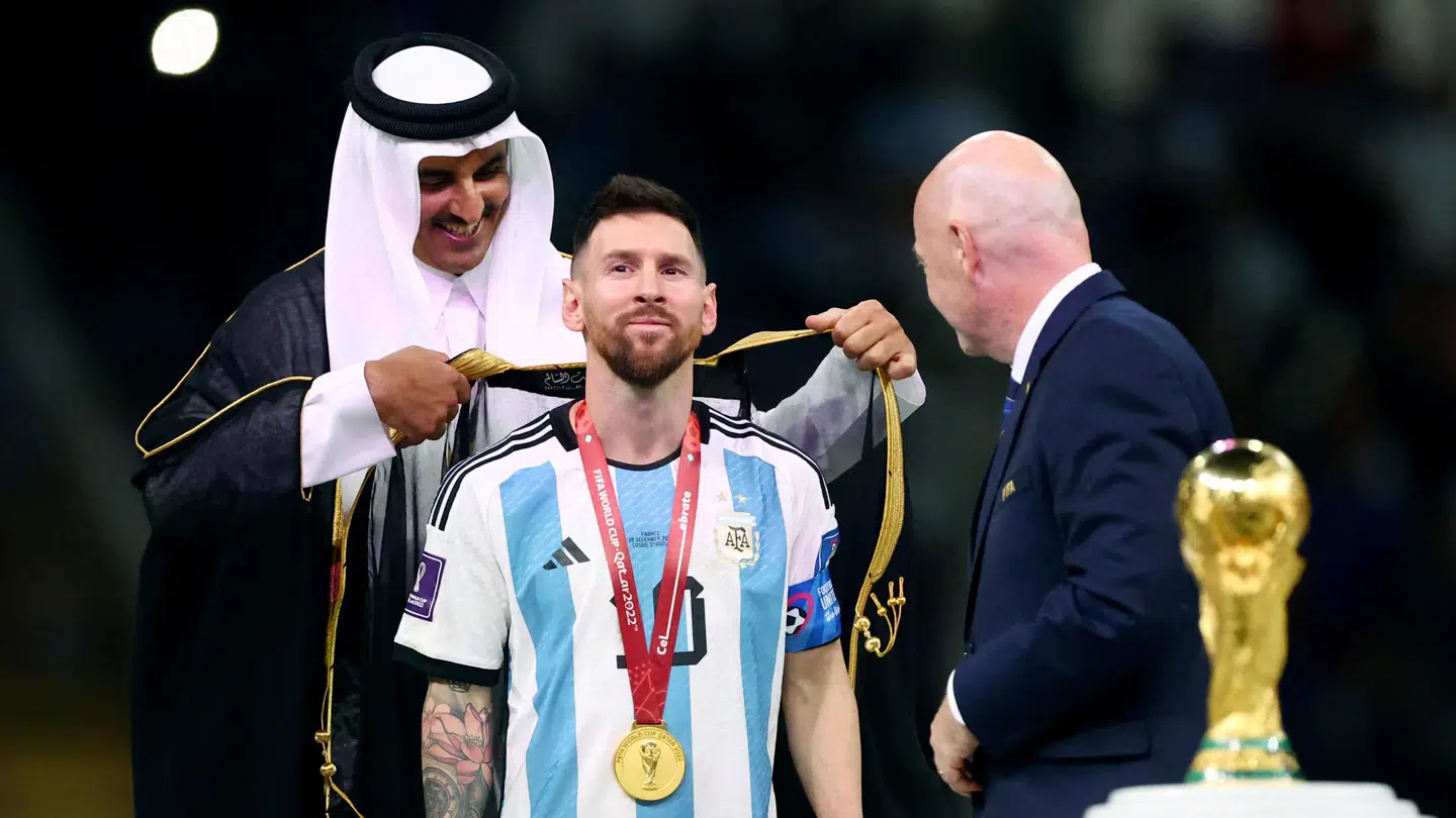 Messi blev iklædt en bisht af emiren, Sheikh Tamim bin Hamad Al Thani.