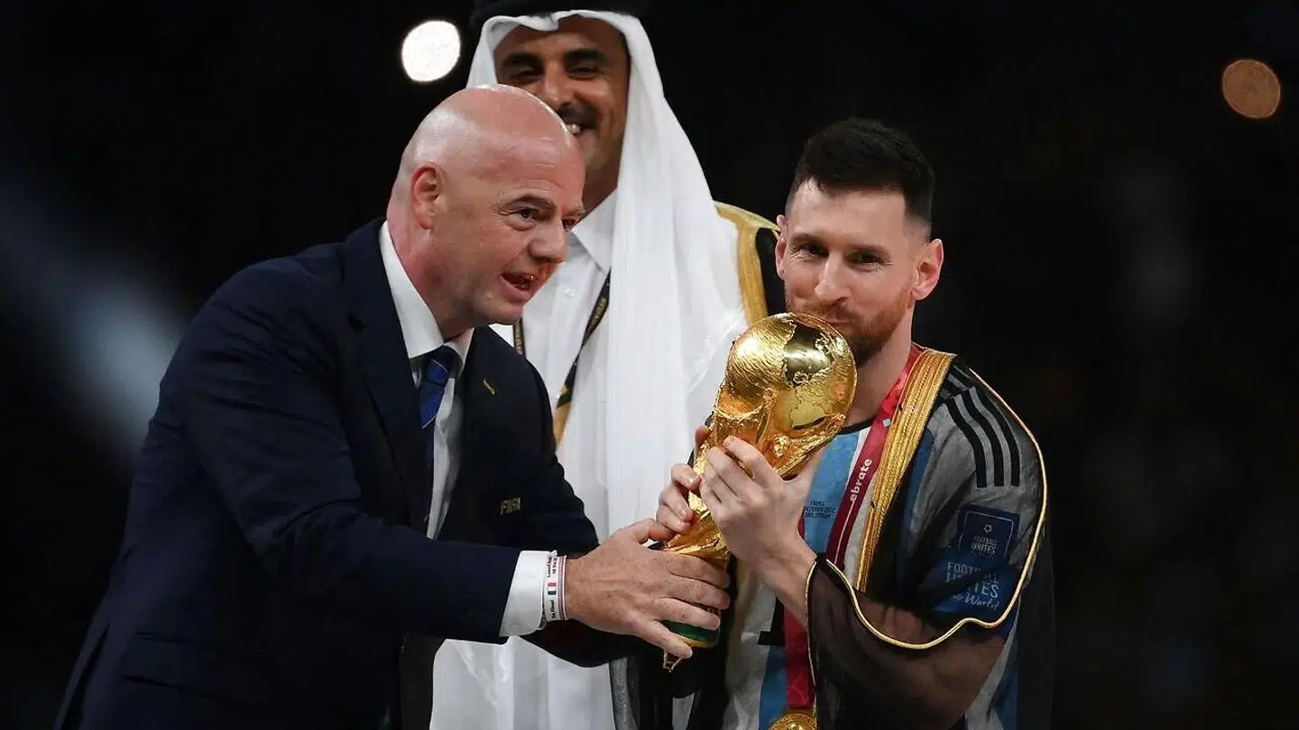 Gianni Infantino havde svært ved at slippe VM-trofæet til Lionel Messi.