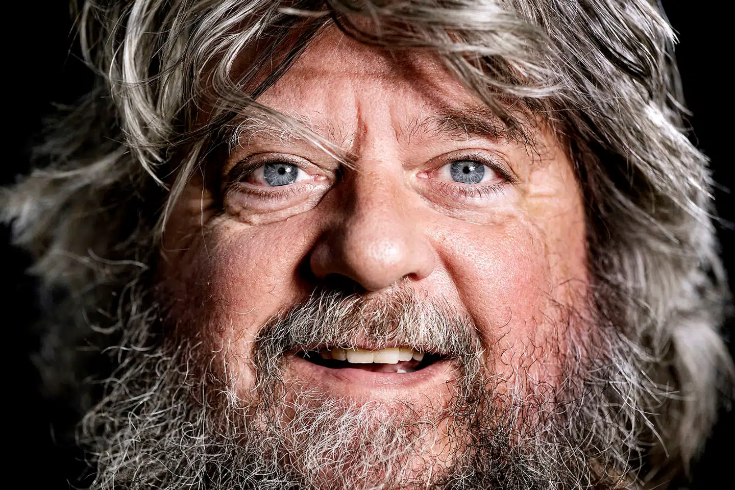 Anders Lund Madsen mener selv, at han har knækket koden for, hvordan han undgår at dø alene.