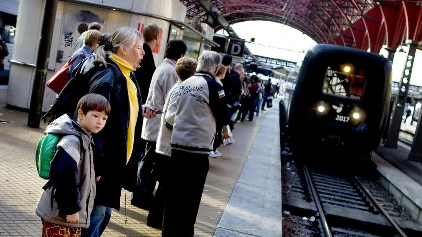 Arkivfoto af tog på perron på Københavns Hovedbanegård. Lokomotivfører frygter ulykker med børn og opfordrer forældrene til at holde øje med familiens yngste, når de færdes på perronerne.