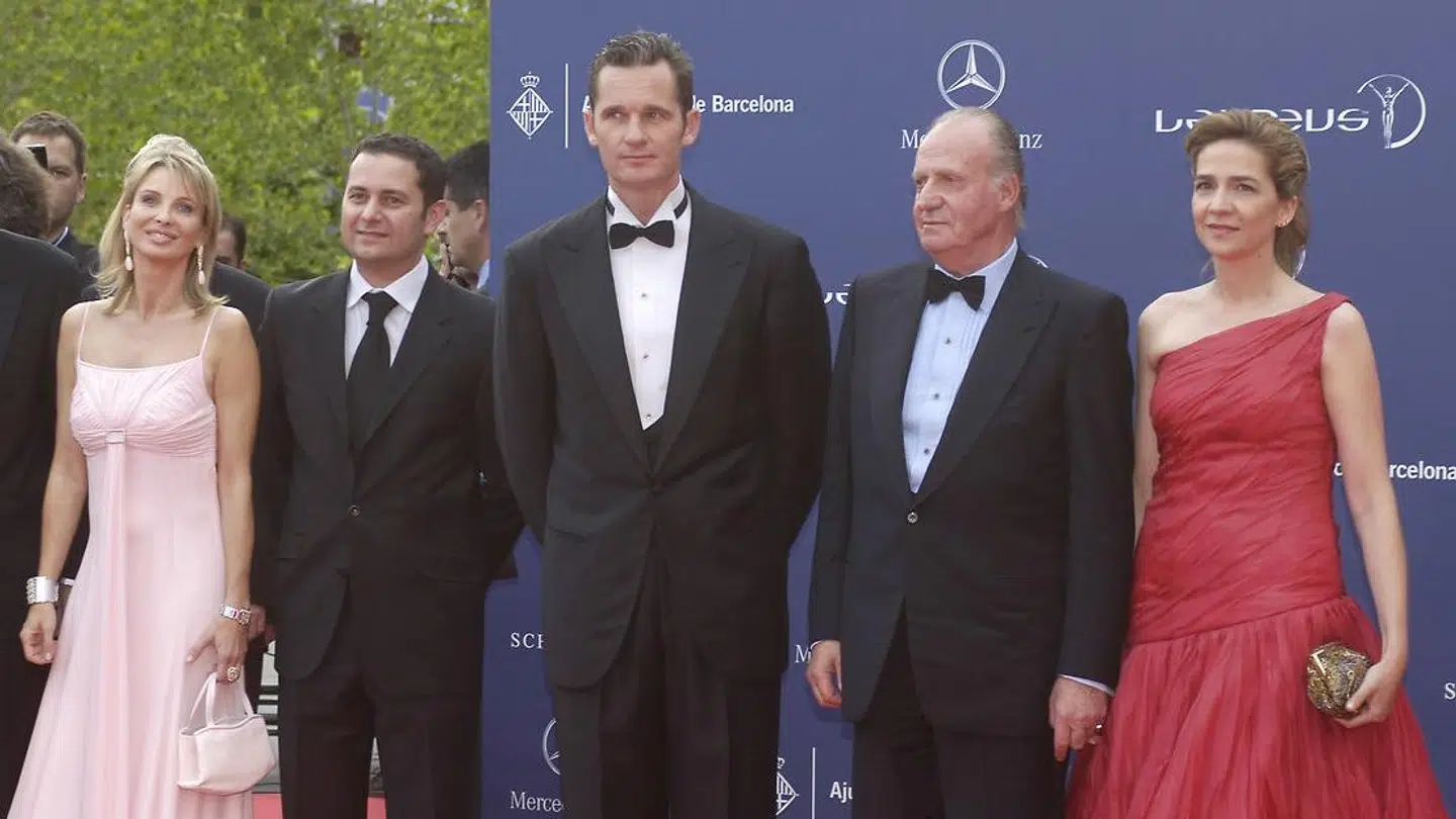Corinna zu Sayn-Wittgenstein-Sayn ses her yderst til venstre ved Laureus Awards. Juan Carlos er nummer to fra højre. Han står ved siden af sin datter Christina de Borbon. Hendes daværende mand, Iñaki Urdangarin, som der også har været en del skandaler om, ses til venstre for kongen.