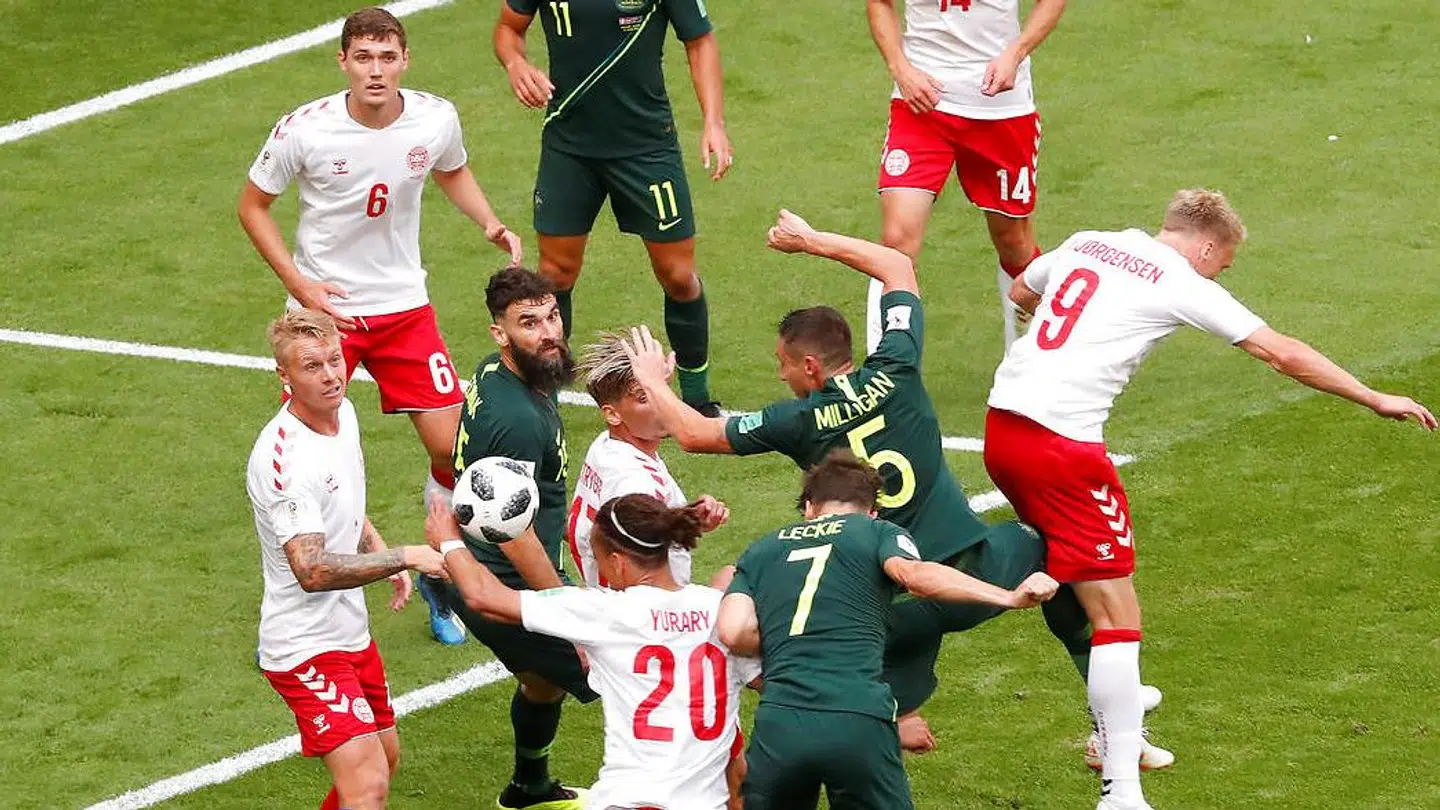 Danmark var foran 1-0 mod Australien, men så ramte Yussuf Poulsen bolden med armen, VAR skred ind og Australien udlignede på et straffespark. Det var den danske lejr ikke helt tilfreds med.